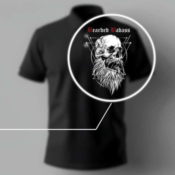 Gros plan du logo Bearded Badass sur un polo noir pour hommes barbus, montrant un crâne barbu avec texte rouge et blanc