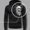 Gros plan sur le logo Bearded Badass du hoodie, mettant en évidence les détails du design pour hommes barbus.